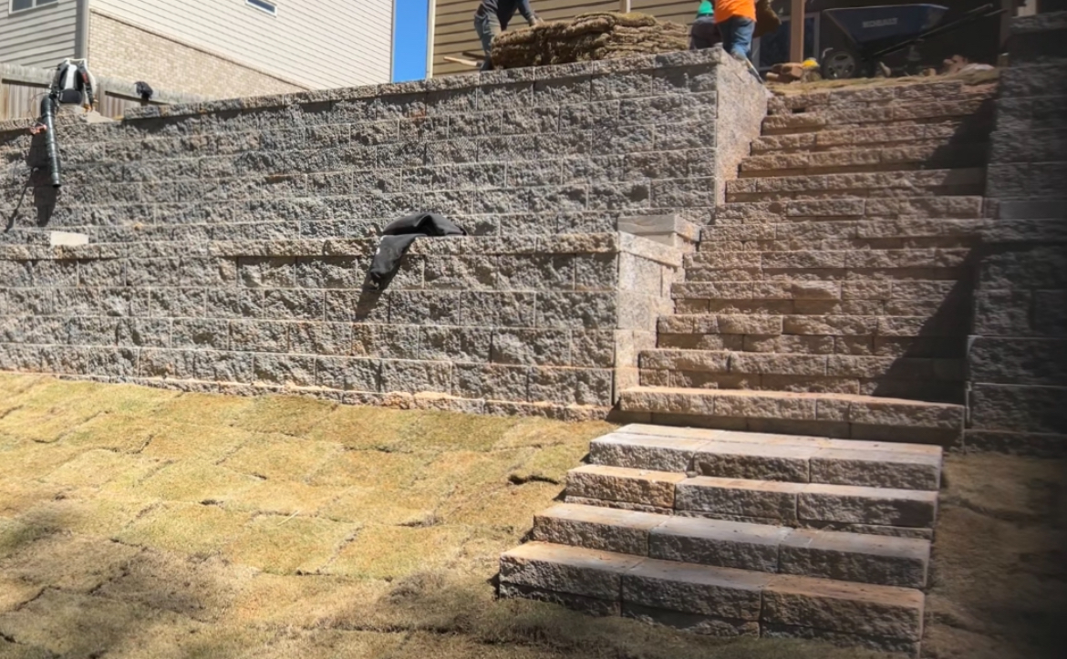 Block retaining wall with steps